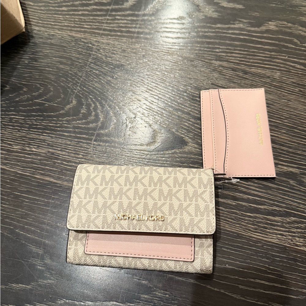 Jet Set Medium Signature Logo 2-in-1 Wallet - Picture 4 of 10